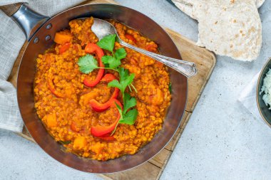 Hint vejetaryen kırmızı mercimek dhal köri - genel görünüm