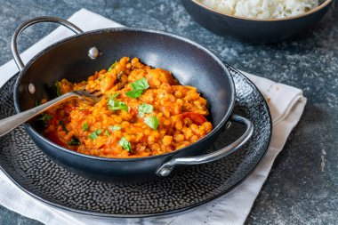 Hint vejetaryen kırmızı mercimek dhal körili pilav
