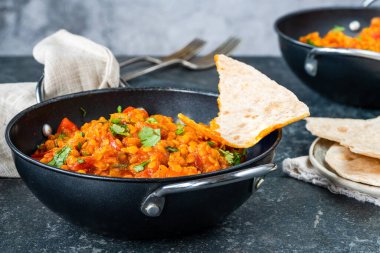 Hint vejetaryen kırmızı mercimek ve roti köri.