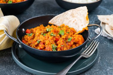 Hint vejetaryen kırmızı mercimek ve roti köri.