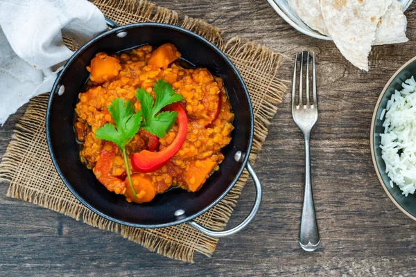 Indian Vegetarian Roșu Linte Dhal Curry Roti Orez Vedere Deasupra — Fotografie, imagine de stoc