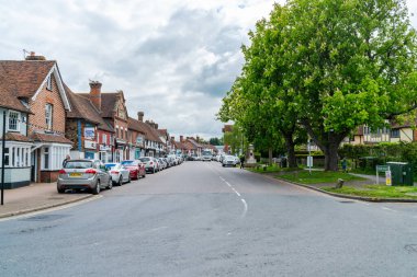HEADCORN, İngiltere - 26 Mayıs 2021: Kent 'in Maidstone ilçesinde bir köy ve sivil kilise olan Headcorn' un sokak manzarası. Köy Maidstone 'un 8 mil güneydoğusunda, Tenterden' e giden A274 yolunda.