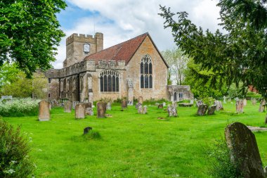 HEADCORN, İngiltere - 26 Mayıs 2021: Birinci Sınıf Aziz Peter ve Paul Kilisesi 'nin ana caddenin en ucundaki Headcorn, Kent' te listelenmiştir.