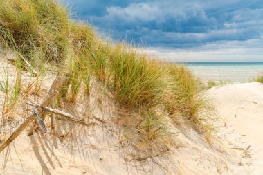 Doğu Sussex 'teki Camber Sands plajında, İngiltere' nin Camber kasabasında fırtınalı bulutlar var..