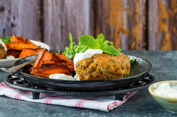 Lamm Karotten Couscous Und Minzburger Mit Pikanten Süßkartoffelkeilen Und Rucola — Stockfoto