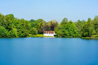 Surrey, İngiltere 'deki Virginia Su Gölü. Uzun pozlama efekti