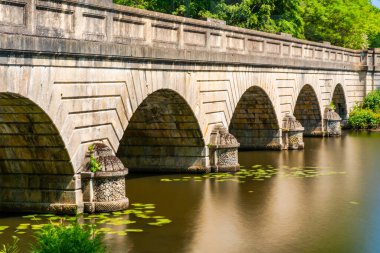 Surrey, İngiltere 'deki Virginia Su Gölü üzerinde beş kemerli köprü. Uzun pozlama efekti