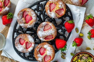 Çilek ve şam fıstığı dostları - genel manzara