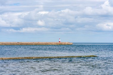 Berwick Deniz Feneri ve Berwick-upon-Tweed, Northumberland İngiltere 'deki Tweed Nehri ağzındaki iskele manzarası..