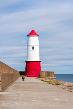Berwick Deniz Feneri ve Berwick-upon-Tweed 'deki Tweed Nehri' nin ağzındaki iskele manzarası, Northumberland UK, uzun pozlama etkisi