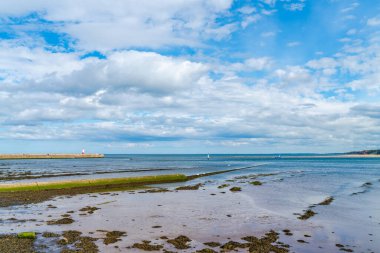 Berwick Deniz Feneri ve Berwick-upon-Tweed, Northumberland UK 'deki Tweed Nehri' nin ağzındaki iskele manzarası. Uzun pozlama efekti