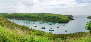 SOLVA, WALES - 29 Haziran 2021: Solva Limanı, St Brides Körfezi 'nde tekne ve yatlar. Solva, Galler 'deki Pembrokeshire Coast Ulusal Parkı' nda bulunan bir köy, toplum ve seçim koğuşudur.