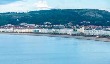 LLANDUDNO, WALES - 3 Temmuz 2021: otellerin oluşturduğu Llandudno kıvrımlı gezinti alanı. Llandudno, Galler 'in en büyük sahil beldesidir..