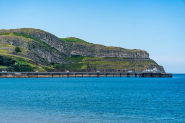  Llandudno Pier ve Great Orme 'un Llandudno, Galler' deki körfezdeki manzarası.