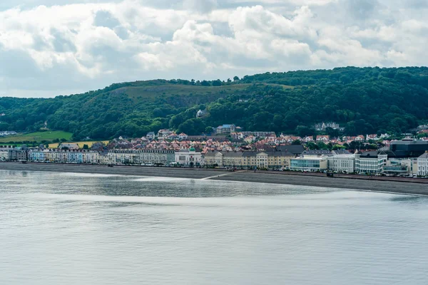 Llandudno Wales July 2021 Вид Вигнутий Променад Llandudno Викладений Готелями — стокове фото