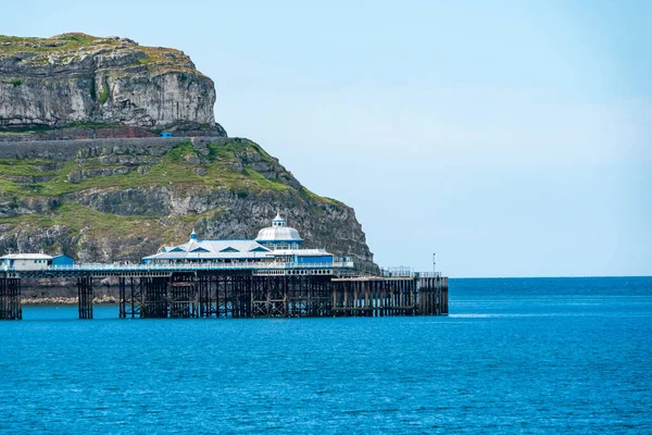 Вид Llandudno Pier Great Orme Через Залив Llandudno Уэльс — стоковое фото