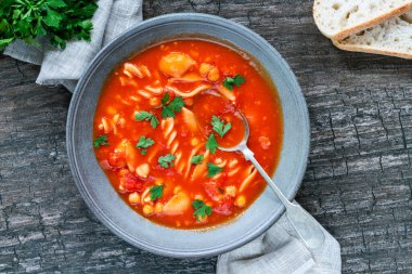 Domates, nohut ve makarna çorbası.