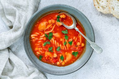 Domates, nohut ve makarna çorbası.