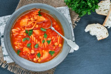 Domates, nohut ve makarna çorbası.
