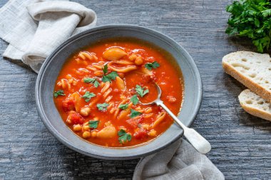 Domates, nohut ve makarna çorbası.