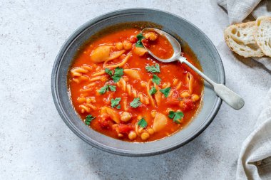 Domates, nohut ve makarna çorbası.