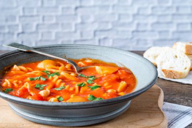 Domates, nohut ve makarna çorbası.