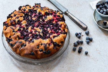 Siyah frenk üzümlü kek.