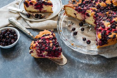 Siyah frenk üzümlü kek.