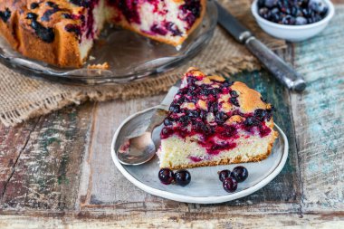 Siyah frenk üzümlü kek.