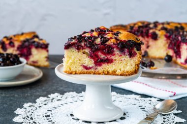 Siyah frenk üzümlü kek.