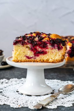 Siyah frenk üzümlü kek.