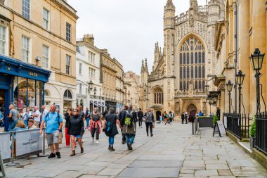 BATH, UK - 27 Haziran 2021: Bath Abbey manzarası. 7. yüzyılda kurulmuş bir dini merkez haline geldi. Bina 12. ve 16. yüzyıllarda yeniden inşa edildi..