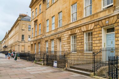 BATH, İngiltere - 27 Haziran 2021: geleneksel hamam evleri. Bath, Somerset 'te yer almaktadır ve adını Roma hamamlarından almıştır. Denizaşırı turistlerin en çok ziyaret ettiği on İngiliz şehrinden biri.