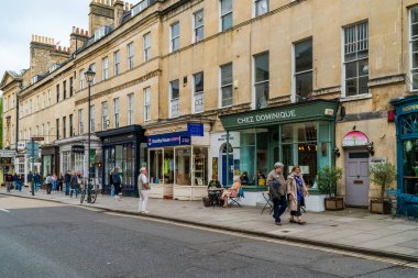 BATH, İngiltere - 27 Haziran 2021: Bath, Somerset 'in en büyük kentidir. Denizaşırı turistlerin en çok ziyaret ettiği on İngiliz şehrinden biri.