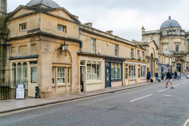 BATH, İngiltere - 27 Haziran 2021: Bath, Somerset 'in en büyük kentidir. Denizaşırı turistlerin en çok ziyaret ettiği on İngiliz şehrinden biri.