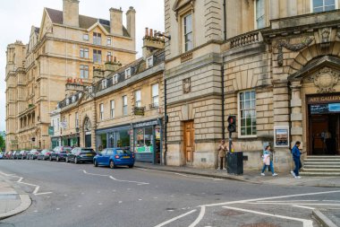 BATH, İngiltere - 27 Haziran 2021: Bath, Somerset 'in en büyük kentidir. Denizaşırı turistlerin en çok ziyaret ettiği on İngiliz şehrinden biri.