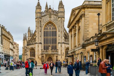 BATH, UK - 27 Haziran 2021: Bath Abbey manzarası. 7. yüzyılda kurulmuş bir dini merkez haline geldi. Bina 12. ve 16. yüzyıllarda yeniden inşa edildi..