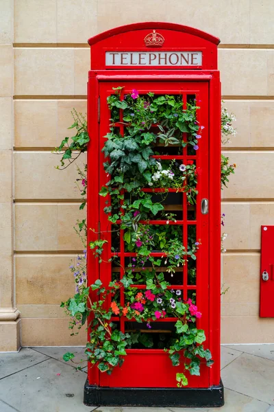 Dawna Publiczna Czerwona Budka Telefoniczna Wypełniona Roślinami Mieście Bath Somerset — Zdjęcie stockowe