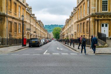 BATH, İngiltere - 27 Haziran 2021: geleneksel hamam evleri. Bath, Somerset 'te yer almaktadır ve adını Roma hamamlarından almıştır. Denizaşırı turistlerin en çok ziyaret ettiği on İngiliz şehrinden biri.