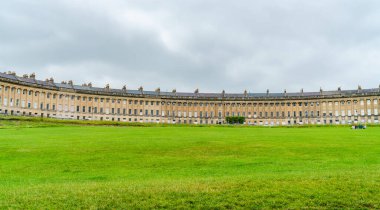 BATH, UK - 27 Haziran 2021: Royal Victoria Park 'a bakan Royal Crescent' in panoramik görüntüsü. John Wood tarafından tasarlanmış ve 1767 ile 1774 yılları arasında inşa edilmiş şehrin simgelerinden biri..