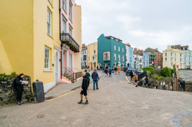 TENBY, WALES - 28 Haziran 2021 Tenby, Galler 'in Pembrokeshire kentinde, Carmarthen Körfezi' nin batı yakasında yer alan ve 13. yüzyıl kasaba duvarları ve kumlu kıyı şeridi ile tanınan bir sahil kasabasıdır.