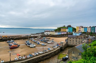 TENBY, WALES - 28 Haziran 2021 Tenby, Galler 'in Pembrokeshire kentinde, Carmarthen Körfezi' nin batı yakasında yer alan ve 13. yüzyıl kasaba duvarları ve kumlu kıyı şeridi ile tanınan bir sahil kasabasıdır.