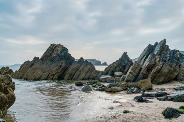 Kaya oluşumlu Marloes Sands Sahili, Galler