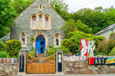 SOLVA, WALES - 29 Haziran 2021: Solvais, St Davids Yarımadası 'nın güney tarafında ve St Bride Körfezi' nin kuzey tarafında Galler 'deki Pembrokeshire Sahil Ulusal Parkı' nda yer alan bir köy..