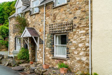 SOLVA, WALES - 29 Haziran 2021: Solva, St Davids Yarımadası 'nın güney tarafında ve Galler' deki Pembrokeshire Sahil Ulusal Parkı 'nda yer alan bir köydür..