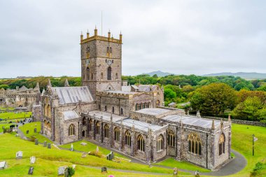 St. David, Wales - 29 Haziran 2021 St Davids Katedrali, Galler 'in en batısındaki Pembrokeshire eyaletinde yer alan bir katedraldir..