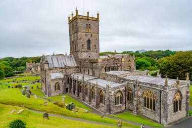 St. David, Wales - 29 Haziran 2021 St Davids Katedrali, Galler 'in en batısındaki Pembrokeshire eyaletinde yer alan bir katedraldir..