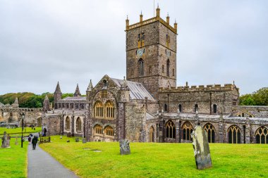 St. David, Wales - 29 Haziran 2021 St Davids Katedrali, Galler 'in en batısındaki Pembrokeshire eyaletinde yer alan bir katedraldir..
