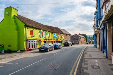 RHAYADER, WALES - 29 Haziran 2021: Rhayader, Powys 'de tarihi Radnorshire ilinin bir pazar kasabasıdır. Muazzam bir rezervuar ve baraj kompleksi olan Elan Vadisi 'ne açılan bir geçit.