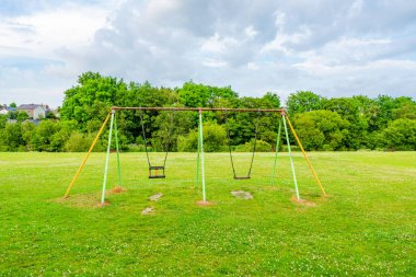 Galler, Rhayader 'da bir çocuk parkında boş salıncaklar.